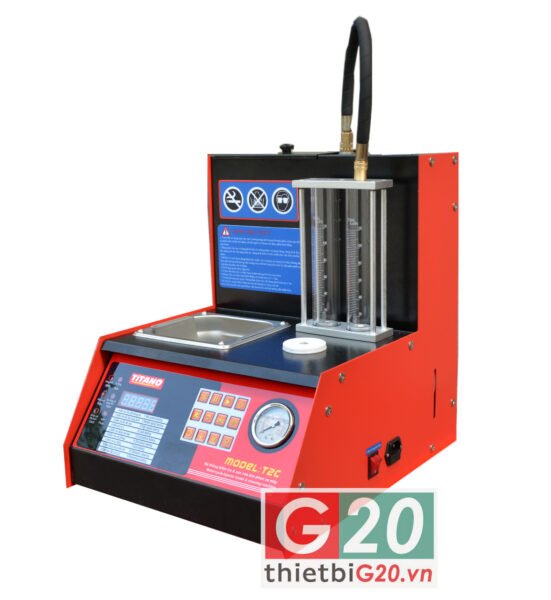 Hình ảnh một béc phun xăng xe máy đang được kiểm tra và làm sạch