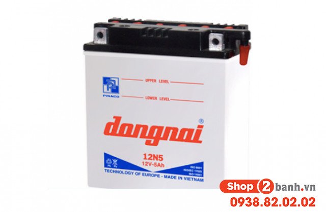 Hình ảnh một bình ắc quy xe máy bị chảy nước hoặc rò rỉ