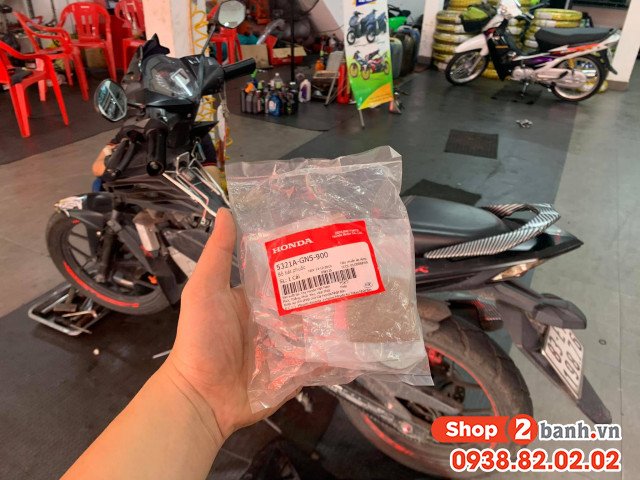 Hình ảnh một bộ chén cổ xe máy Honda mới và cũ để so sánh