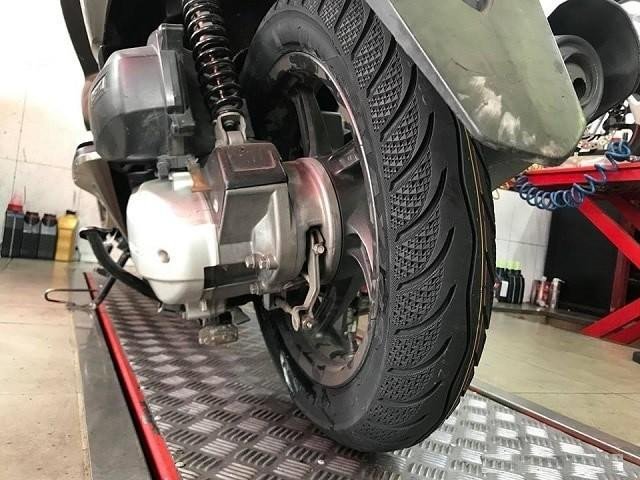 Hình ảnh một bộ lốp xe máy mới chất lượng cao được đặt cạnh nhau