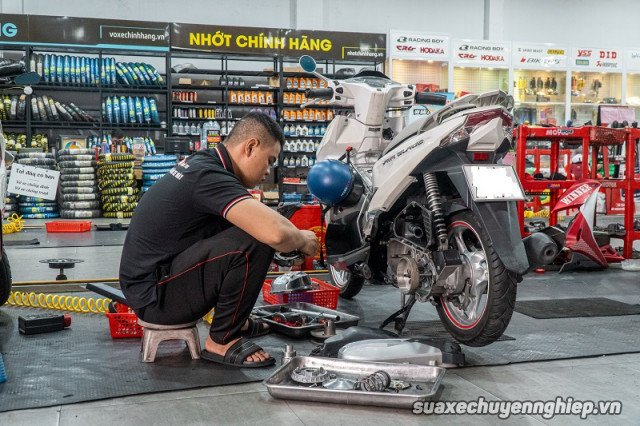 Hình ảnh một bộ nồi xe máy đang được tháo rời để kiểm tra