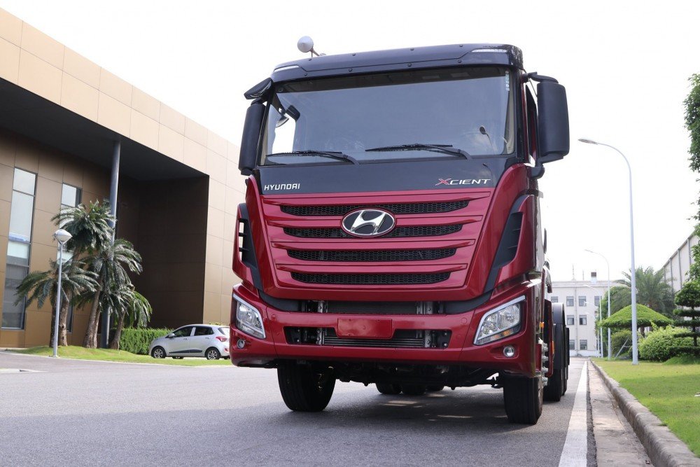 Hình ảnh một chiếc đầu kéo Hyundai Xcient với khả năng kéo rơ-moóc tải trọng lớn