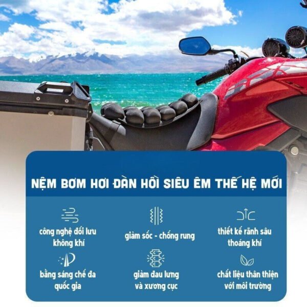 Hình ảnh một chiếc đệm ngồi xe máy bơm hơi được lắp trên yên xe