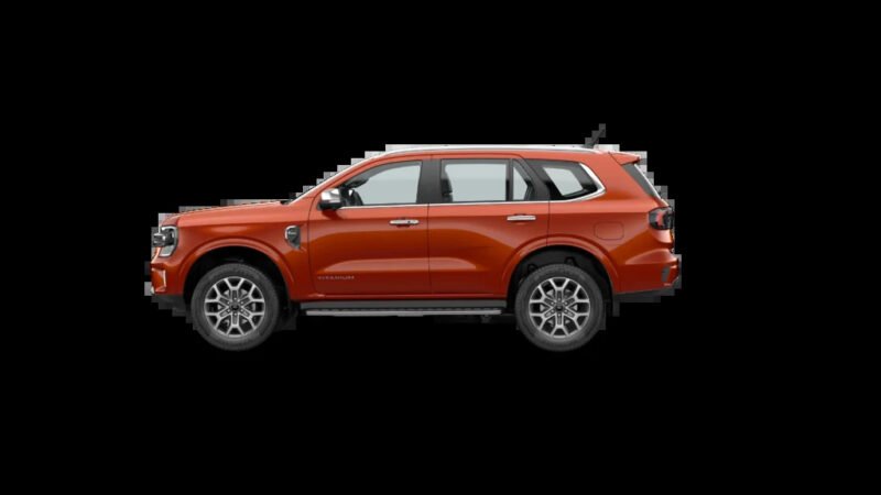 Hình ảnh một chiếc Ford Everest màu trắng đang di chuyển trên địa hình hỗn hợp