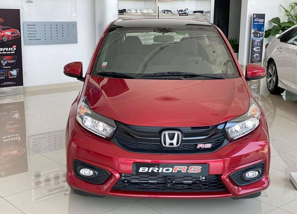 Hình ảnh một chiếc Honda Brio RS màu đỏ đỗ trước cửa hàng