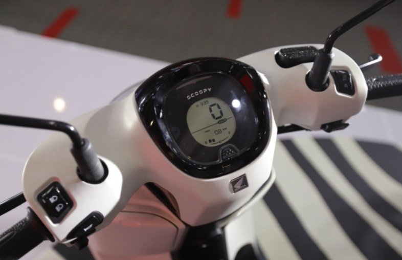 Hình ảnh một chiếc Honda Scoopy màu đen đang được trưng bày tại showroom