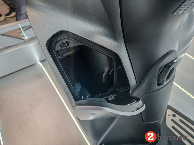 Hình ảnh một chiếc Honda SH 160i ABS 2025 màu Trắng Đen sang trọng