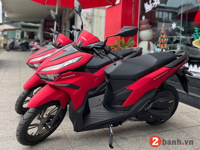 Hình ảnh một chiếc Honda Vario 125 màu đỏ đen đang được trưng bày tại đại lý Honda