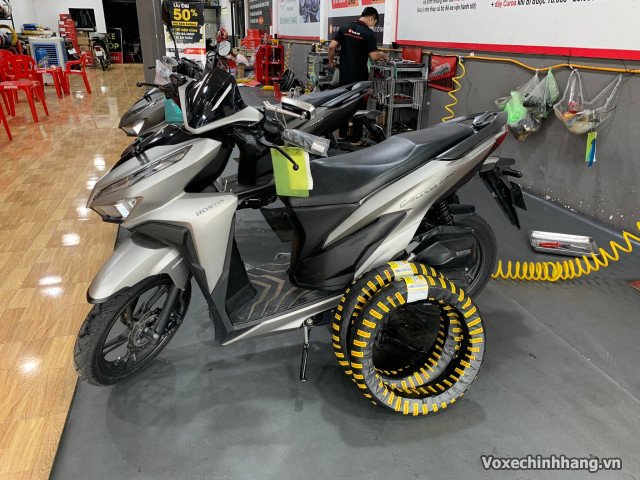 Hình ảnh một chiếc Honda Vario màu xanh dương đang dựng trên đường phố