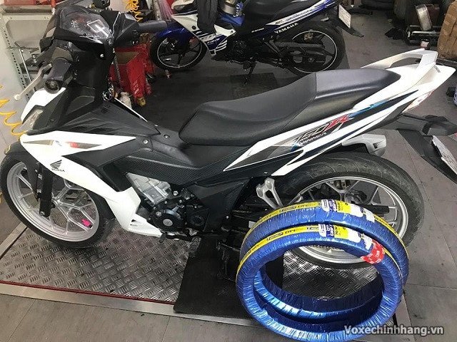 Hình ảnh một chiếc Honda Winner 150 đang vận hành trên đường