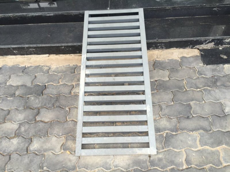 Hình ảnh một chiếc kệ sắt đơn giản dùng để giữ xe máy đứng vững