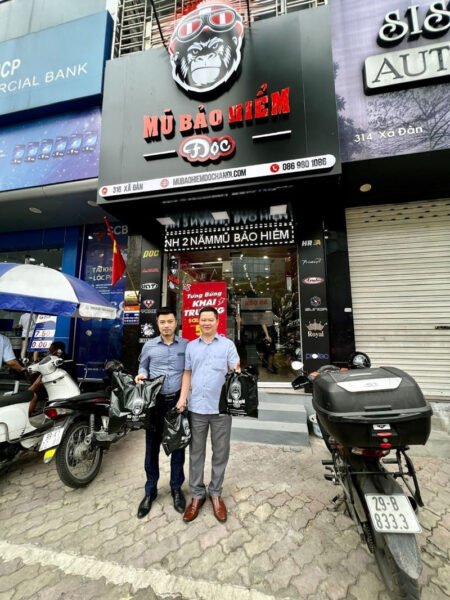 Hình ảnh một chiếc mũ bảo hiểm Fullface màu đen đang được đội trên đầu người lái xe máy.