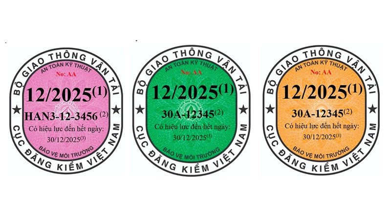 Hình ảnh một chiếc ô tô đang được kiểm tra kỹ thuật tại trung tâm đăng kiểm, có tem kiểm định trên kính chắn gió