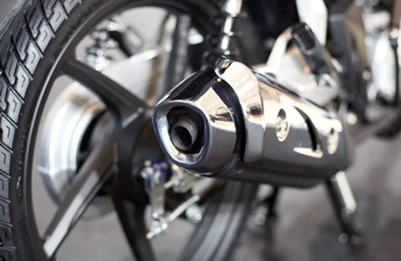 Hình ảnh một chiếc pô xe máy Wave đang hoạt động tốt