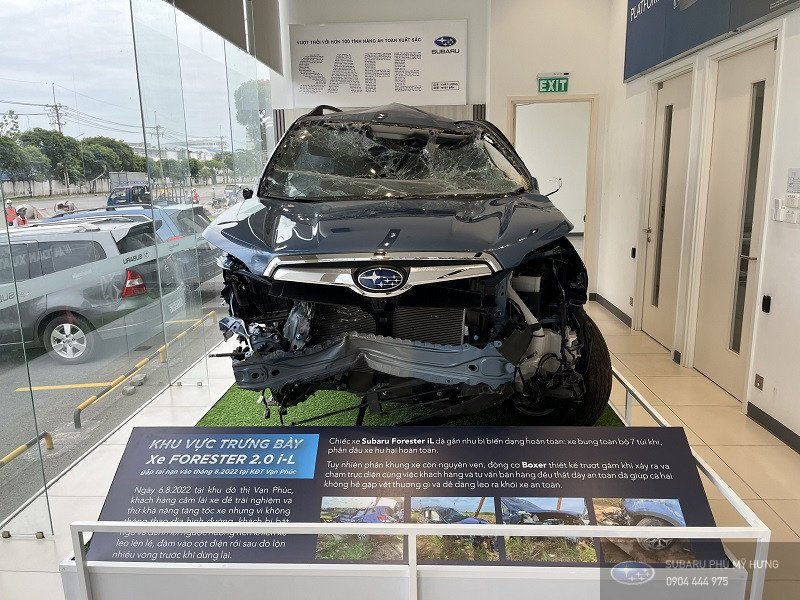 Hình ảnh một chiếc Subaru Forester bị hư hỏng nặng sau va chạm nhưng khung xe vẫn giữ nguyên vẹn