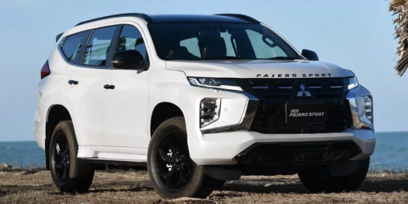 Hình ảnh một chiếc SUV 7 chỗ gầm cao đang di chuyển trên địa hình hỗn hợp