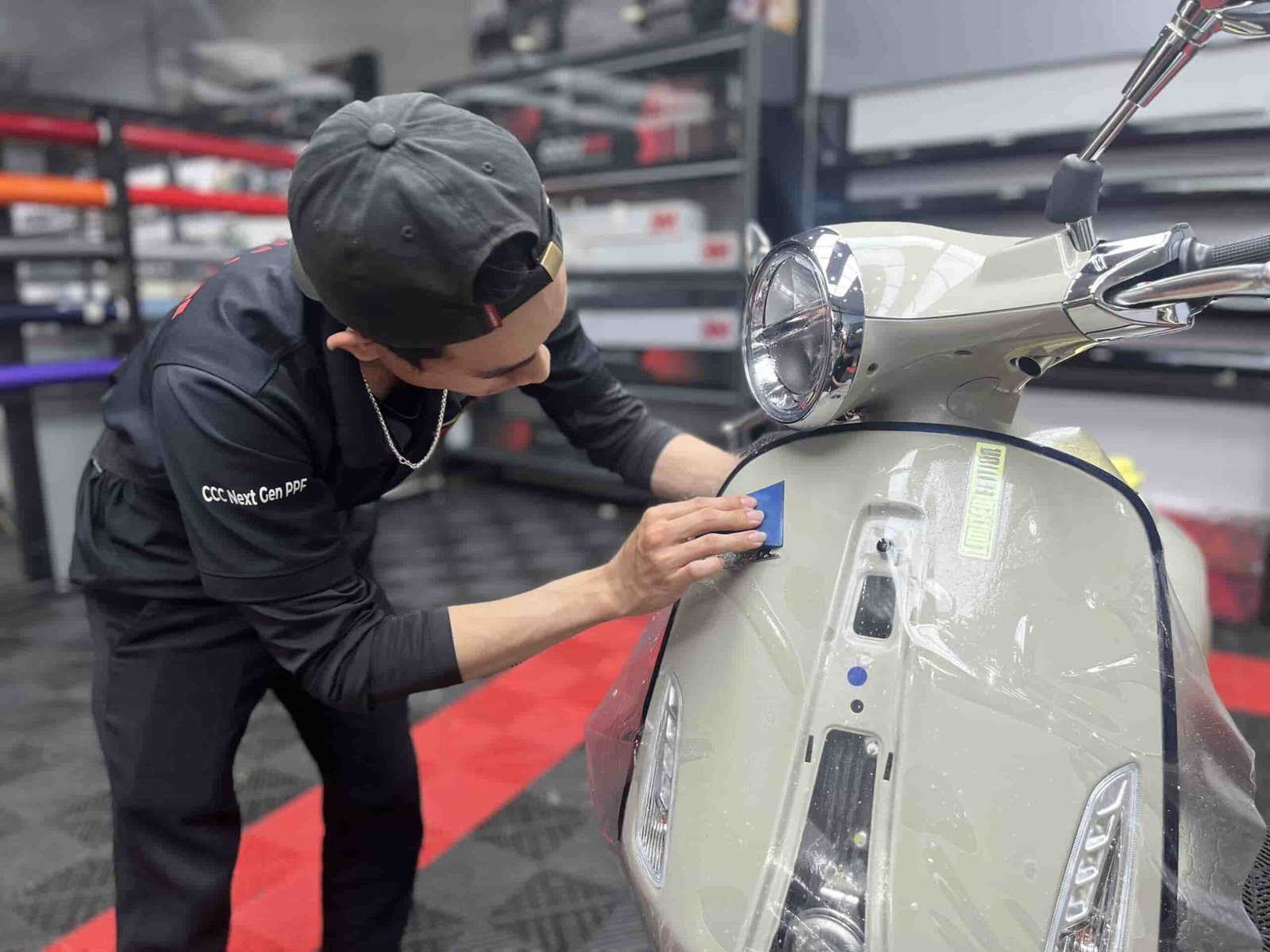 Hình ảnh một chiếc Vespa được dán PPF TPU chất lượng cao, giữ nguyên vẻ đẹp sang trọng.