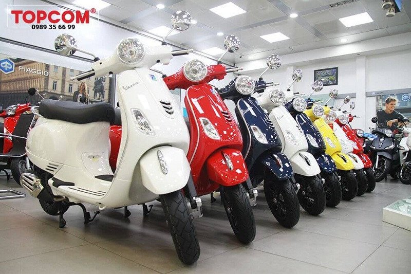Hình ảnh một chiếc Vespa LX màu trắng với thiết kế cổ điển thanh lịch