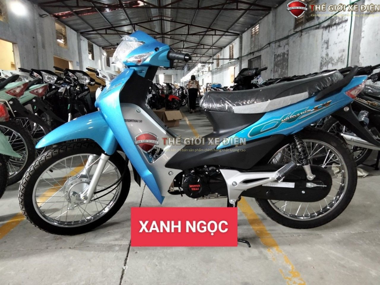 Hình ảnh một chiếc Wave 50cc đang đỗ, làm nổi bật vành xe và lốp