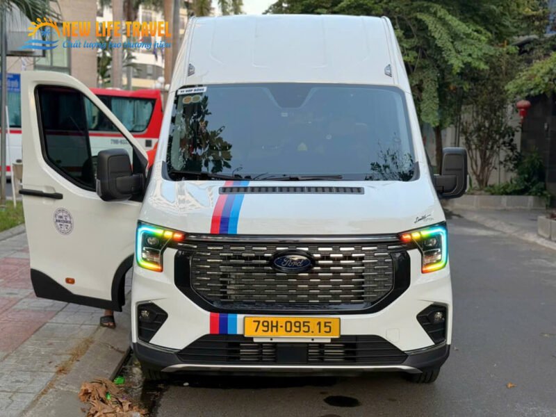 Hình ảnh một chiếc xe 16 chỗ Ford Transit đang đỗ tại khu vực đón khách ở Nha Trang