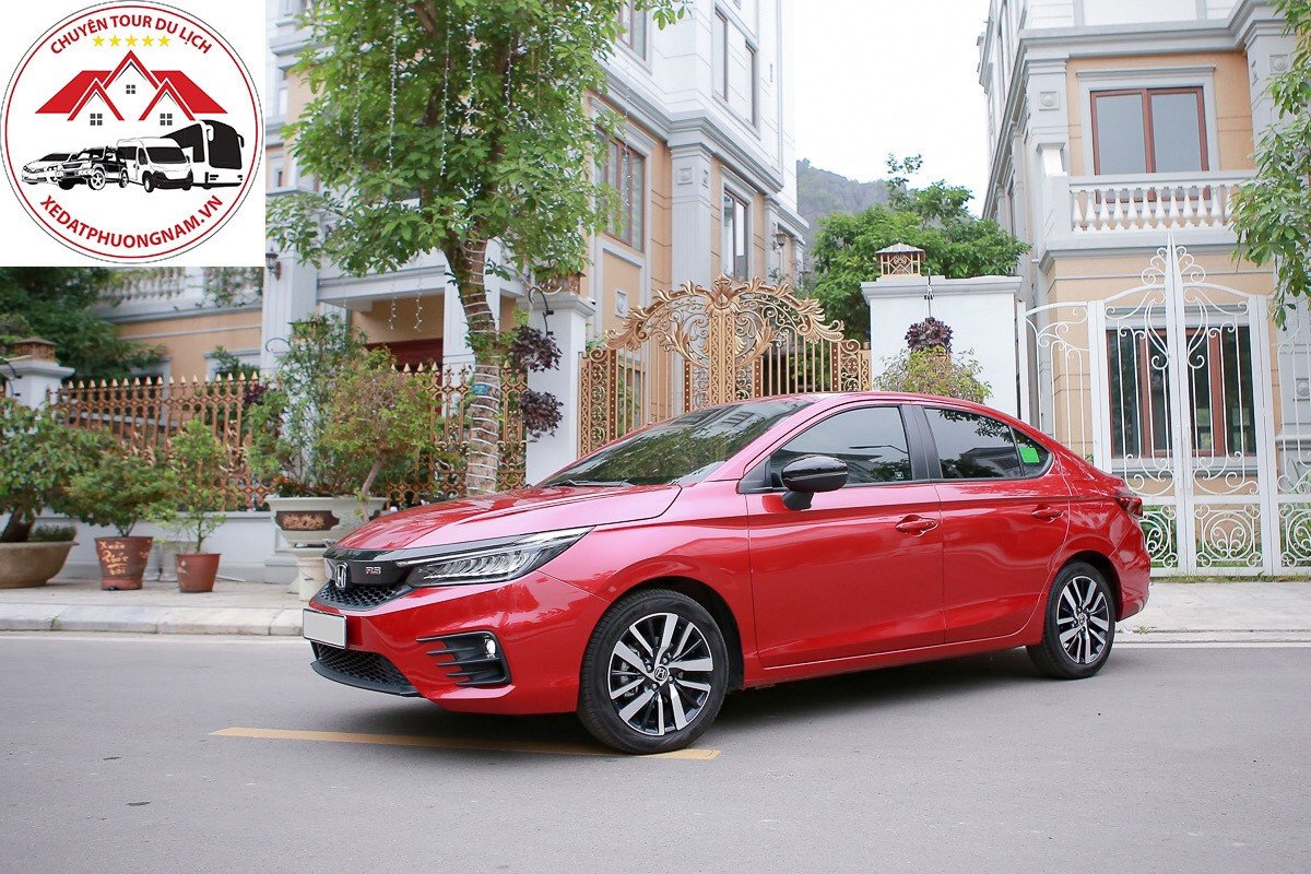 Hình ảnh một chiếc xe 4 chỗ đời mới đang di chuyển trên đường cao tốc