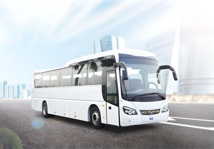 Hình ảnh một chiếc xe 45 chỗ Daewoo đang dừng đỗ tại điểm du lịch, sẵn sàng đón khách