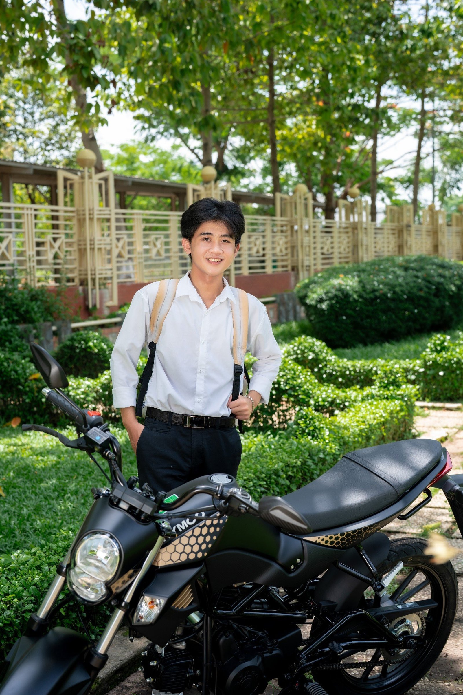 Hình ảnh một chiếc xe 50cc màu đỏ đang đỗ trên vỉa hè, có các chi tiết thiết kế đơn giản