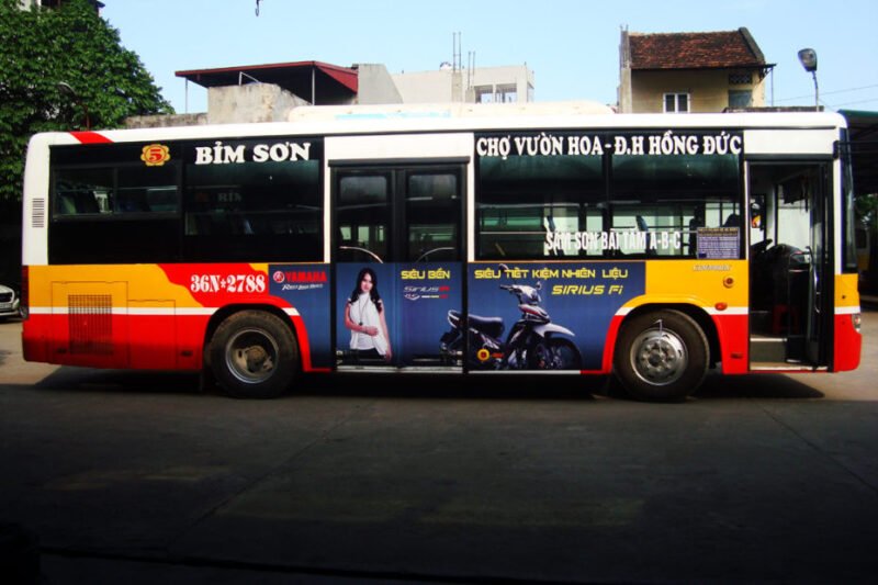 Hình ảnh một chiếc xe buýt đang hoạt động trên đường phố Thanh Hóa