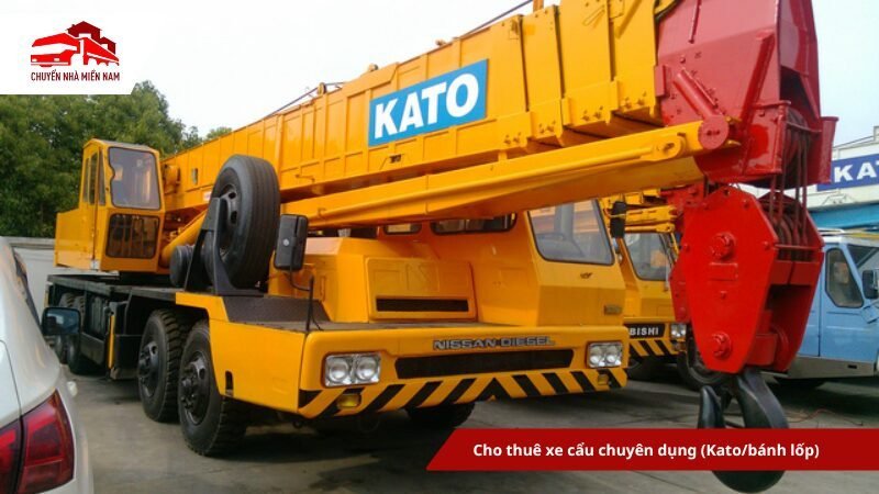 Hình ảnh một chiếc xe cẩu bánh lốp đang hoạt động tại công trường