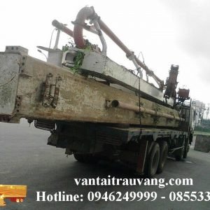 Hình ảnh một chiếc xe cẩu tự hành kích hoạt chân chống để ổn định khi làm việc