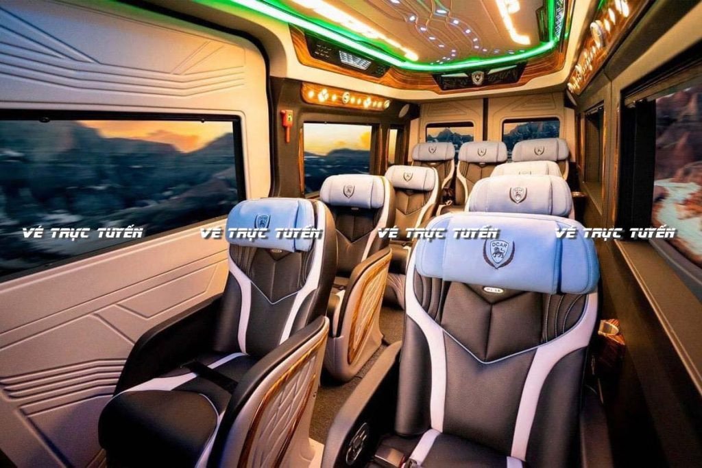 Hình ảnh một chiếc xe con đang di chuyển trên đường cao tốc rộng rãi, có biển báo tốc độ