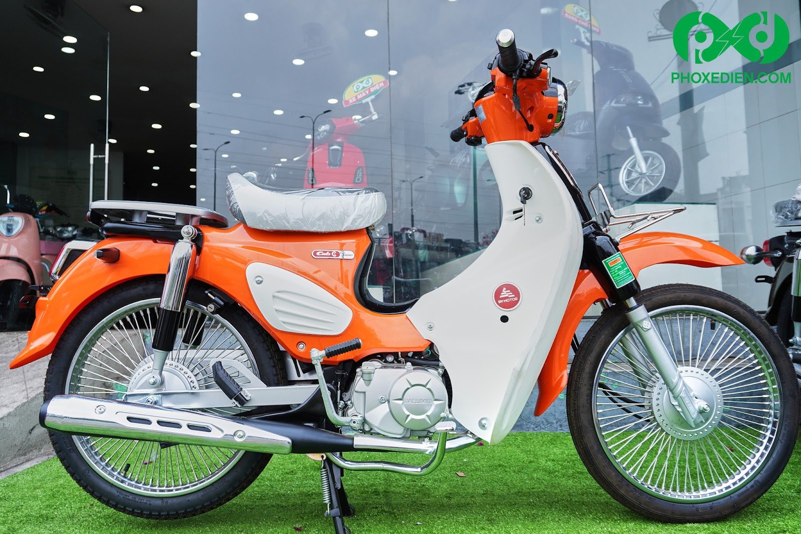 Hình ảnh một chiếc xe Daelim 50cc đang di chuyển trên đường phố với thiết kế nhỏ gọn