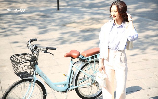 Hình ảnh một chiếc xe đạp điện trợ lực với giỏ đựng đồ phía trước, phù hợp cho việc đi chợ hoặc dạo phố