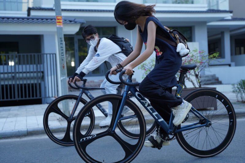 Hình ảnh một chiếc xe đạp fixed gear Calli với thiết kế tối giản