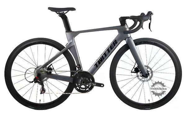 Hình ảnh một chiếc xe đạp thể thao cũ đang được kiểm tra khung sườn