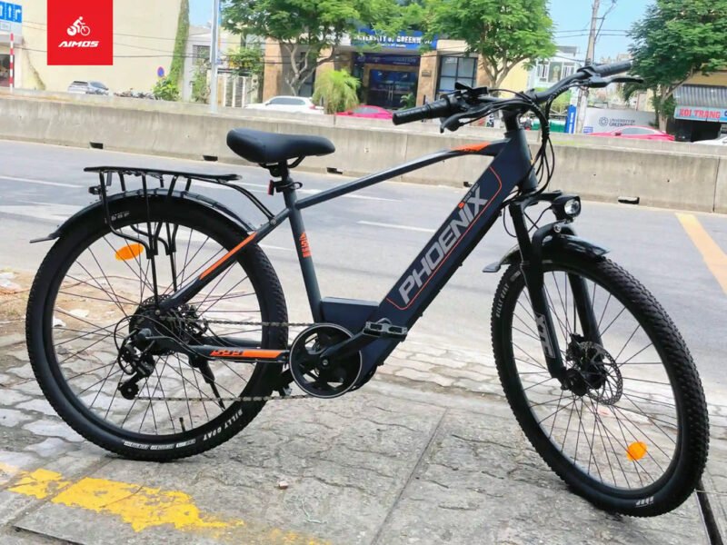 Hình ảnh một chiếc xe đạp trợ lực điện hiện đại đang di chuyển trong thành phố