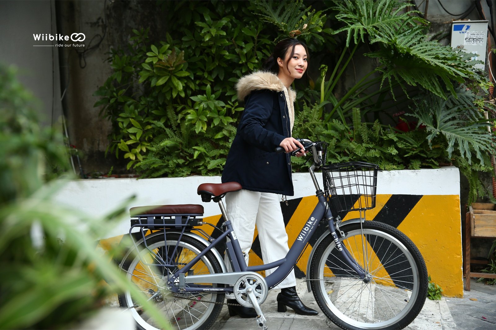 Hình ảnh một chiếc xe đạp trợ lực điện phong cách thể thao dành cho những phụ nữ năng động