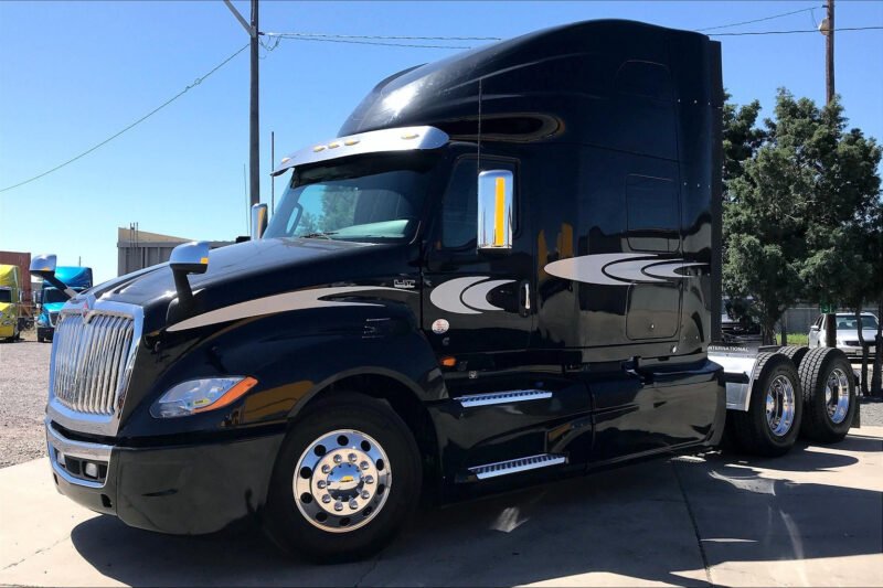 Hình ảnh một chiếc xe đầu kéo container đang di chuyển trên đường cao tốc