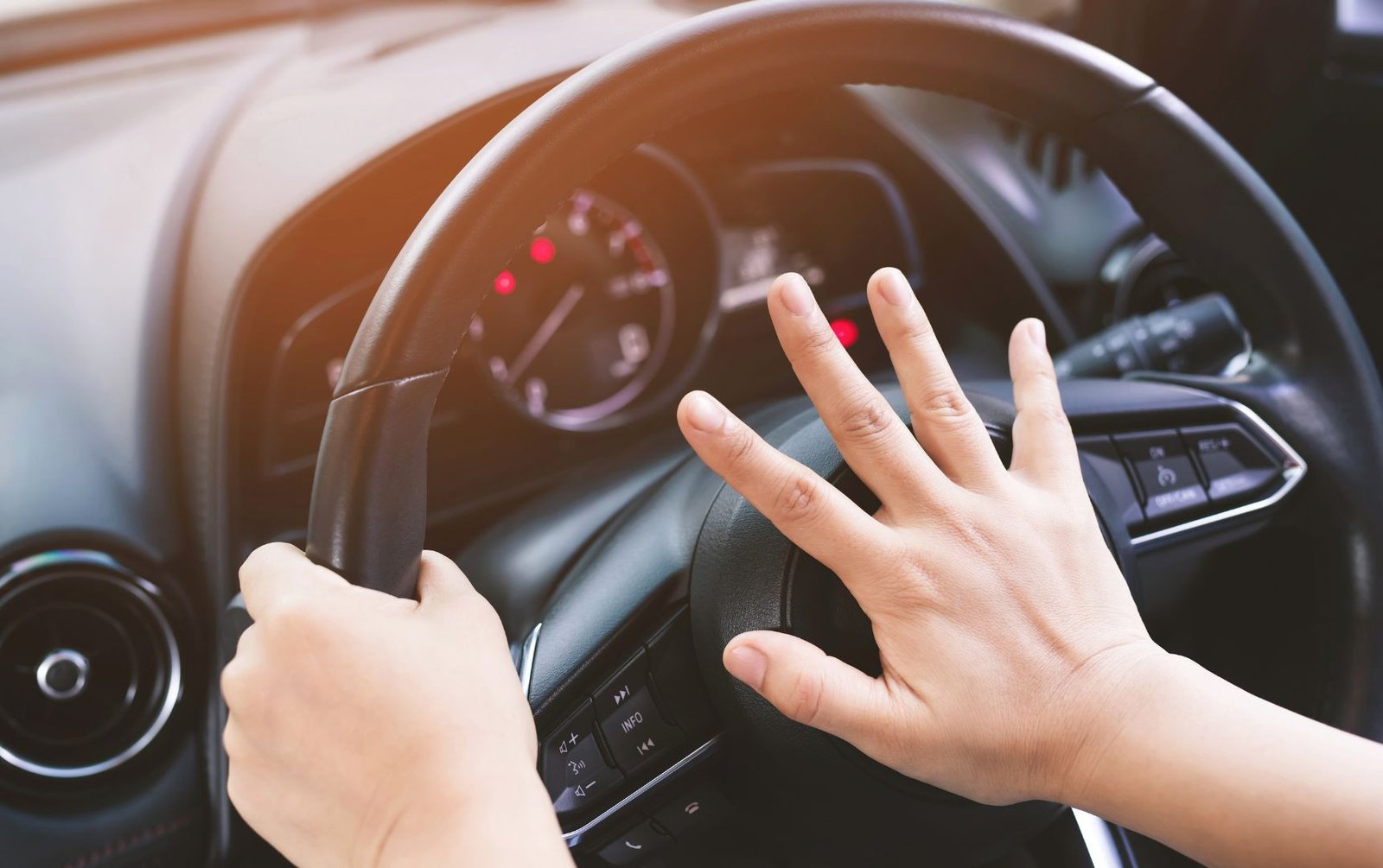 Hình ảnh một chiếc xe dịch vụ sạch sẽ, nội thất thoáng đãng