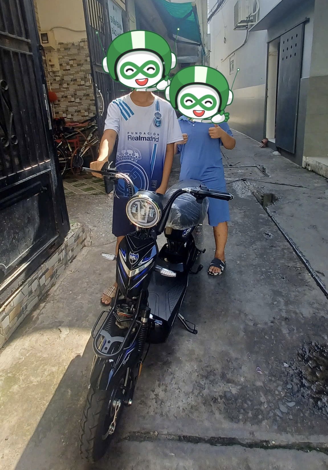 Hình ảnh một chiếc xe điện 133S đang vận hành trên đường phố