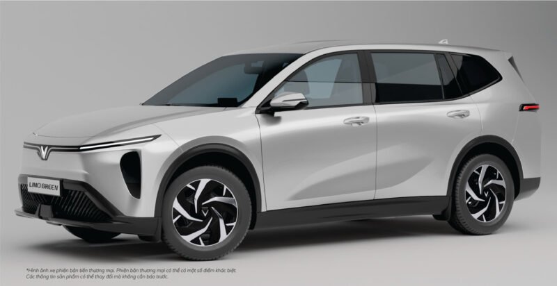 Hình ảnh một chiếc xe điện 7 chỗ hiện đại với thiết kế sang trọng và rộng rãi, phù hợp cho gia đình và dịch vụ vận tải