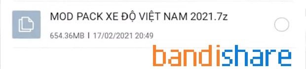 Hình ảnh một chiếc xe điện hiệu suất cao đang thực hiện kỹ thuật drift trên đường đua