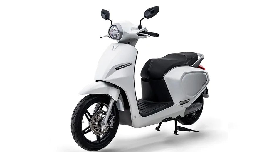 Hình ảnh một chiếc xe điện Vĩnh Phát đang sạc, thể hiện tính tiện lợi