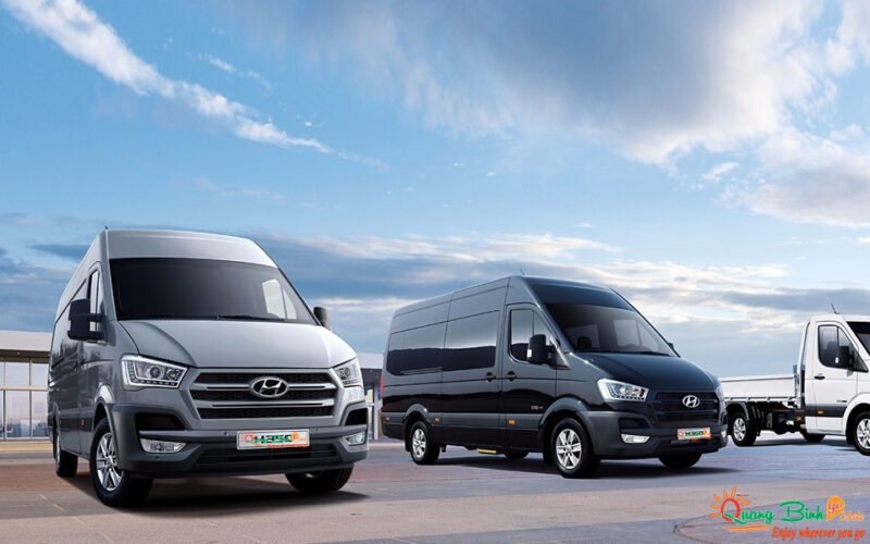 Hình ảnh một chiếc xe du lịch 16 chỗ chất lượng cao đang di chuyển trên đường