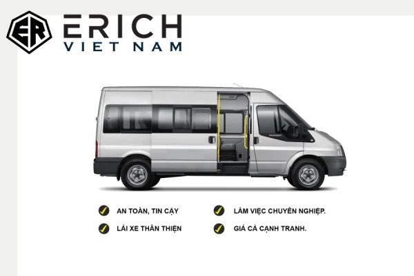 Hình ảnh một chiếc xe du lịch 16 chỗ đang di chuyển trên đường phố Sài Gòn