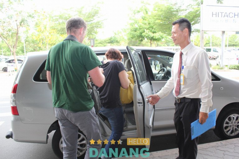 Hình ảnh một chiếc xe du lịch đời mới đang di chuyển trên đường cao tốc với khung cảnh xanh mát xung quanh