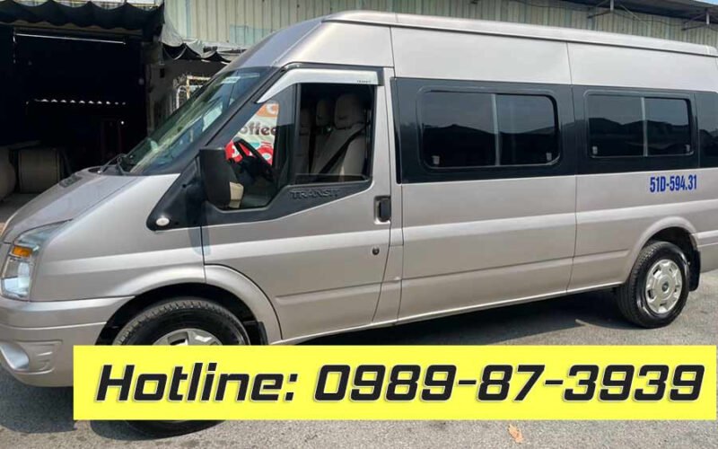 Hình ảnh một chiếc xe Ford Transit Van 6 chỗ cũ đang di chuyển trên đường phố