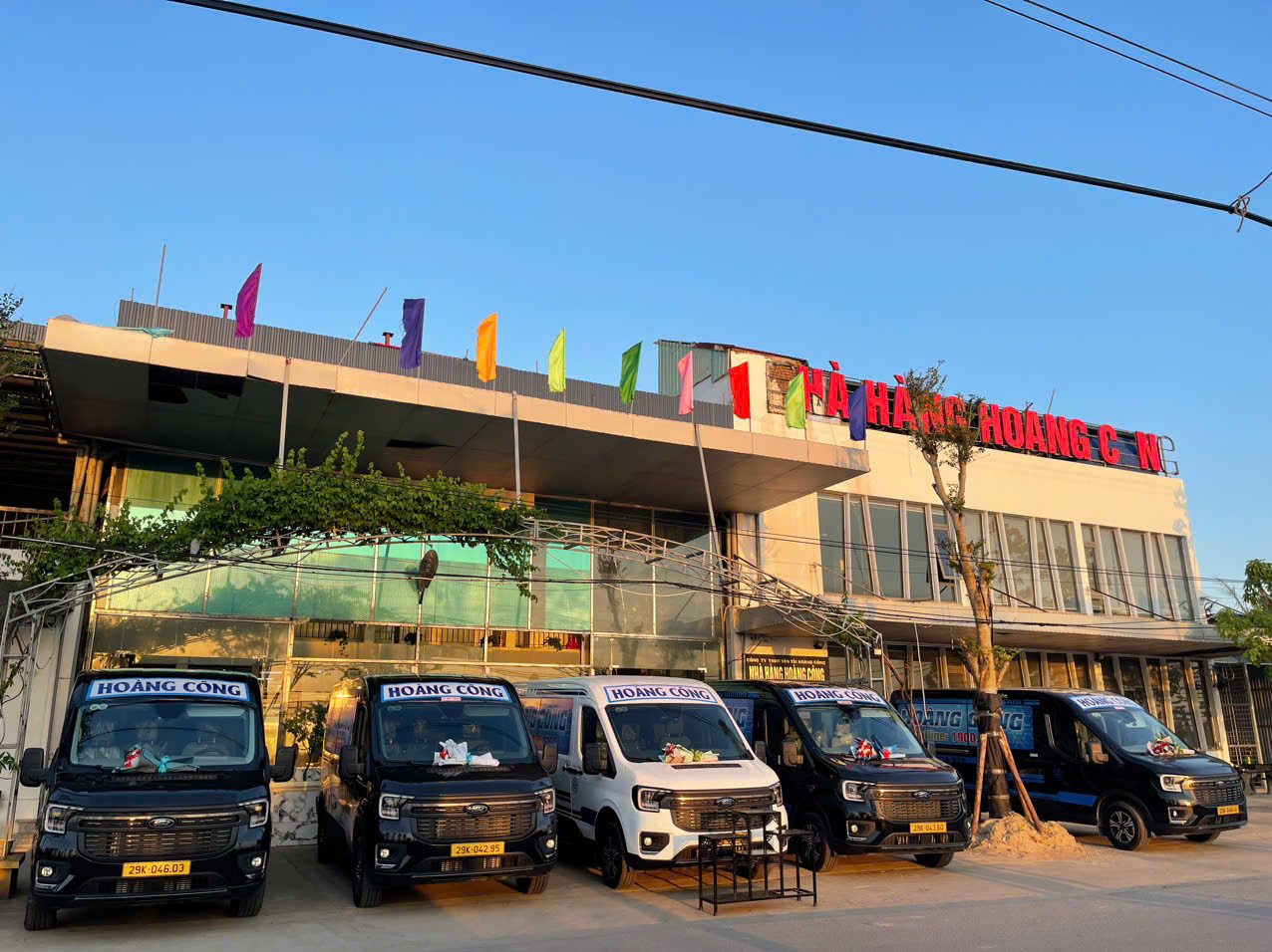 Hình ảnh một chiếc xe Hoàng Công đang di chuyển trên đường cao tốc