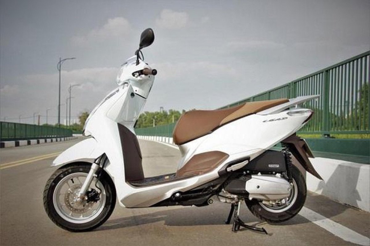 Hình ảnh một chiếc xe Honda Lead 125cc đang di chuyển trên đường phố