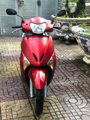 Hình ảnh một chiếc xe Honda Lead đang được khởi động trong điều kiện thời tiết lạnh giá